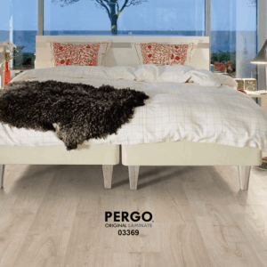 Dòng sàn gỗ: Pergo Morden Plank 03369 ***Ưu điểm***: – Vân gỗ đẹp như gỗ tự nhiên, siêu bền, chịu nước, hạn chế tiếng ồn, đạt tiêu chuẩn: vật liệu xanh.